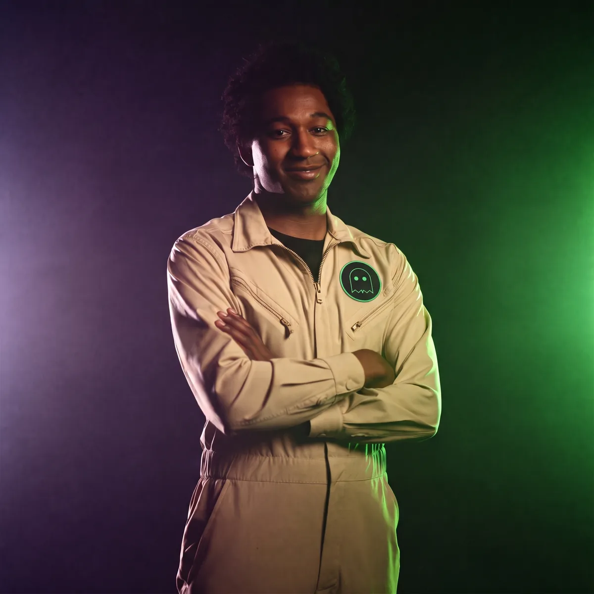 Illustration de marque vibebusters : un ingénieur en combinaison beige au badge fantôme vert, éclairage néon vert et violet